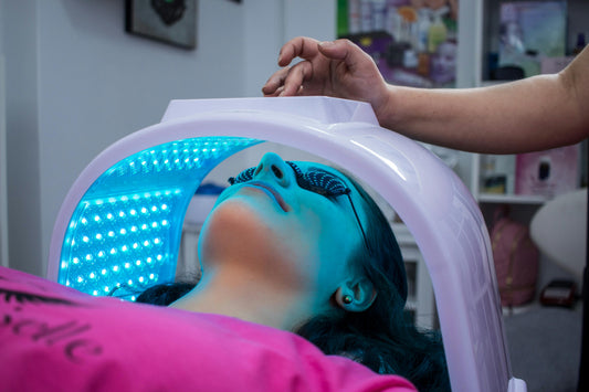 Séance de luminothérapie sur le visage mettant en avant les avantages luminothérapie peau
