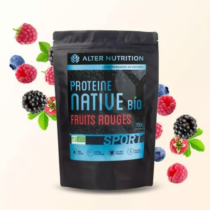 Poudre de protéine whey native fruits rouges bio de 700g avec des fruits rouges autour