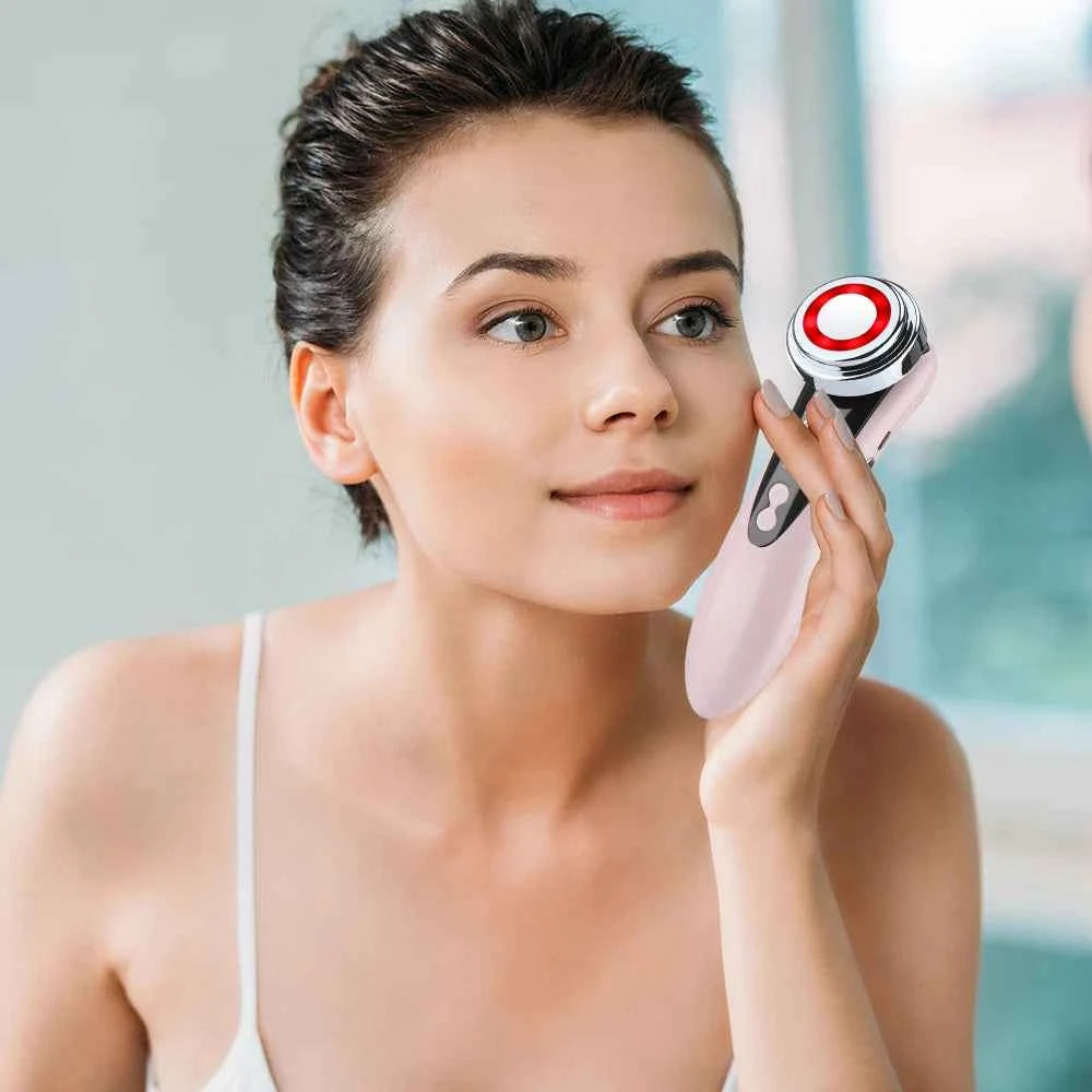 Appareil de massage facial EMS, luminothérapie & sonique utilisé par une femme pour un soin du visage