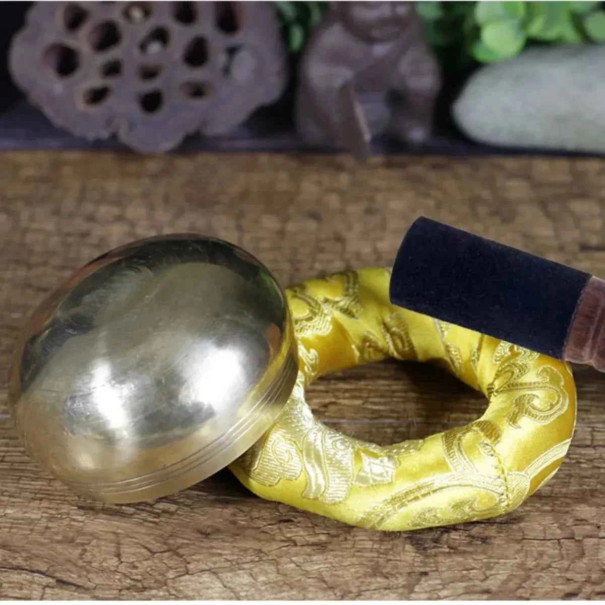 Bol chantant tibétain authentique en laiton avec un coussin décoratif en satin jaune