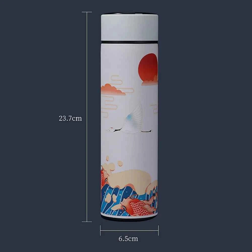 Bouteille isotherme intelligente design traditionnel avec motifs de vagues et soleil, idéale pour garder vos boissons au chaud