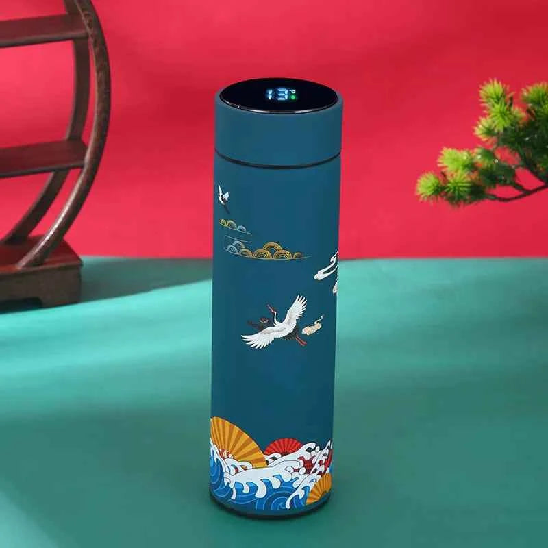 Bouteille isotherme intelligente design traditionnel avec motifs de vagues et d'oiseaux sur fond bleu