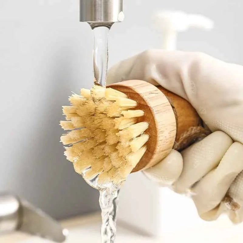 Brosse de nettoyage écologique en bois avec poils doux, idéale pour un nettoyage durable et respectueux de l'environnement