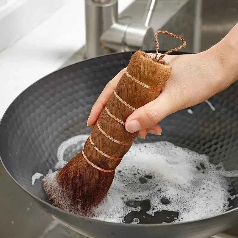 Brosse nettoyage cuisine naturelle en fibres naturelles trempée dans l'eau savonneuse pour un nettoyage efficace