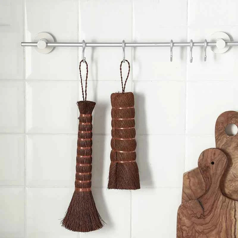 Brosses nettoyage cuisine naturelle en fibres végétales suspendues sur un porte-serviette