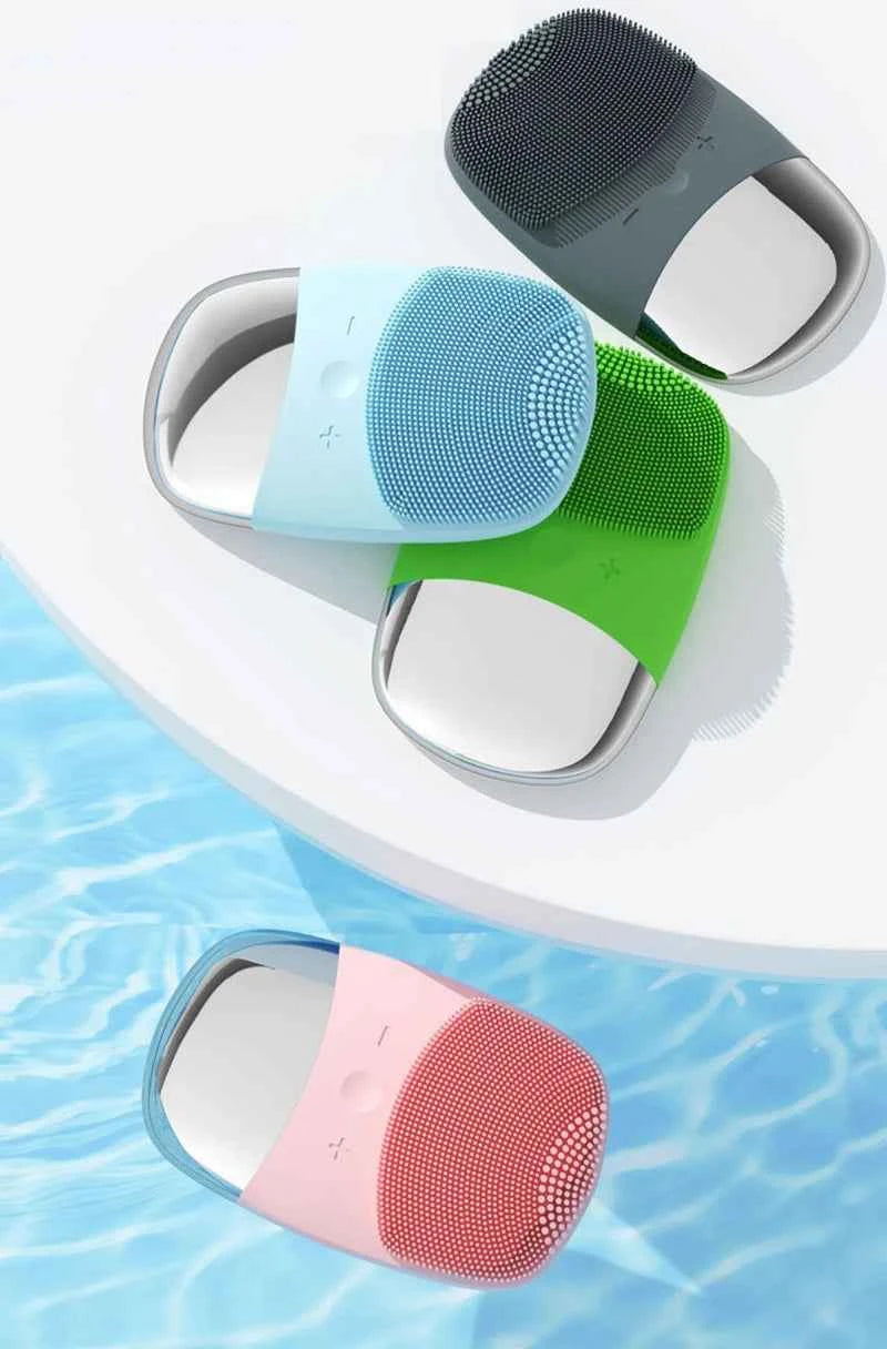 Broses nettoyantes soniques de Le terrier du bien-être en bleu, vert, rose et gris pour un nettoyage doux du visage