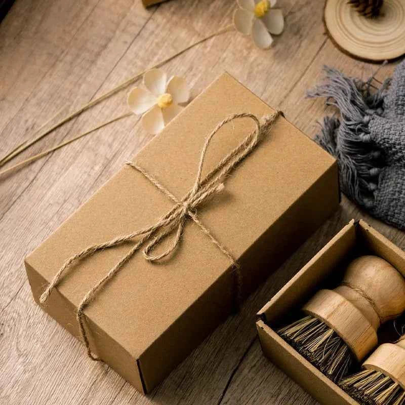 Coffret en carton contenant des brosses nettoyage naturelles et accessoires écologiques
