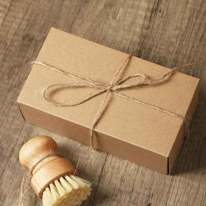 Coffret de brosses nettoyage naturelles en bois avec fil de jute sur un fond en bois