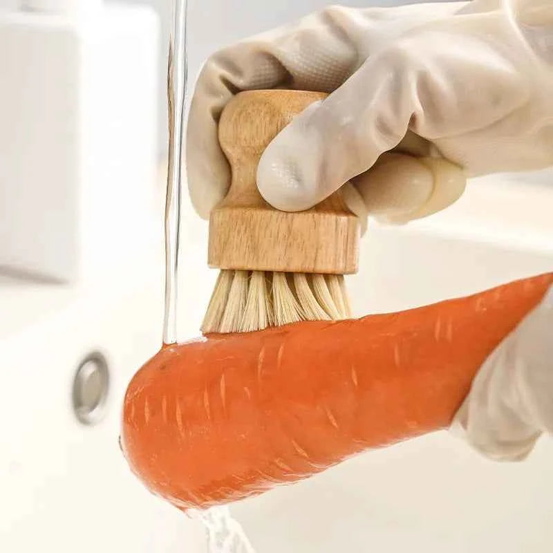 Brosse de nettoyage naturelle en bois pour frotter les légumes, idéal pour une cuisine saine