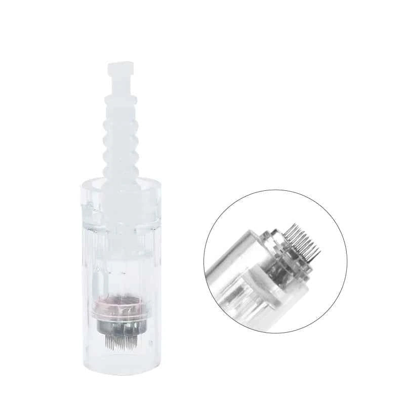 Stylo microneedling professionnel avec aiguilles pour traiter et revitaliser la peau.