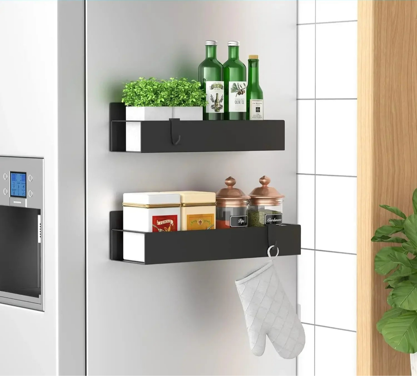 Étagère de cuisine magnétique en noir avec plantes, bouteilles et pots sur un réfrigérateur