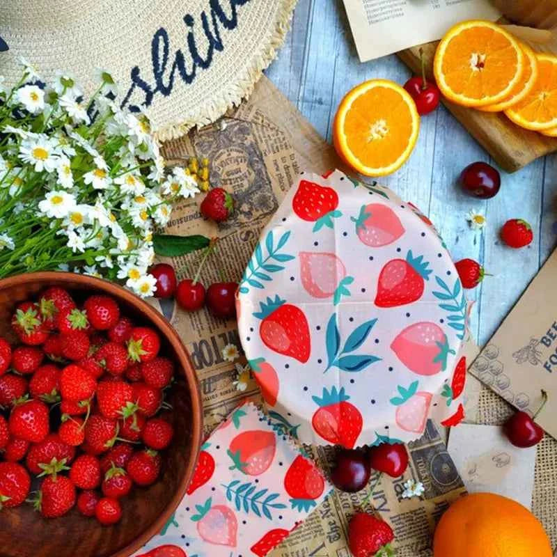 Film alimentaire en cire d'abeille avec motif de fraises, parfait pour conserver les aliments frais