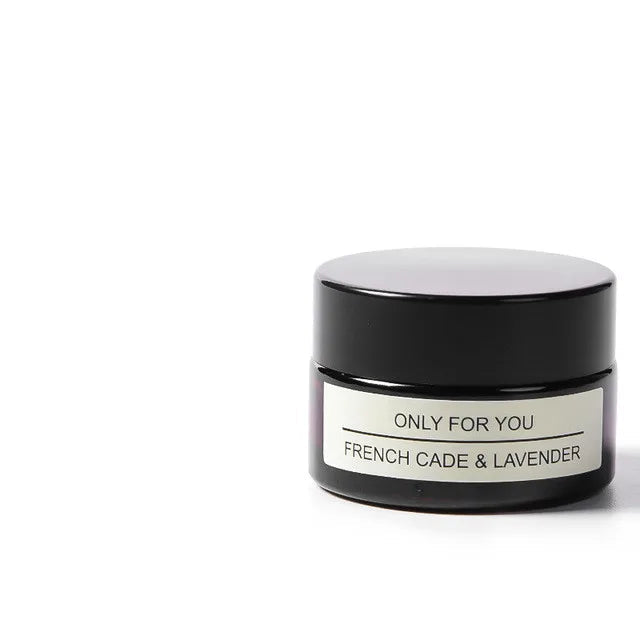 Bougie aromathérapie au parfum de cade et lavande, idéale pour créer une ambiance relaxante