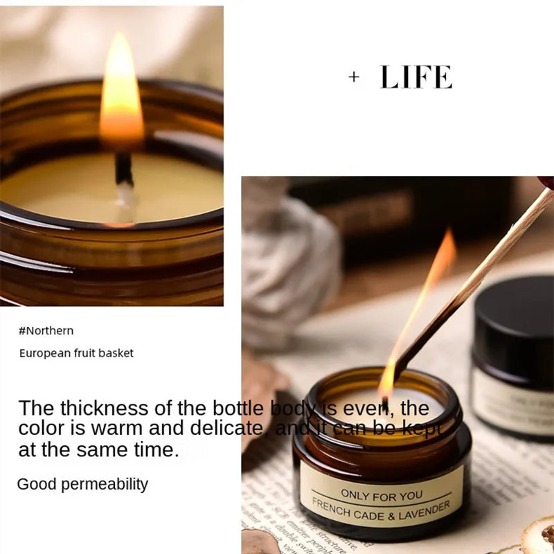 Bougie aromathérapie en verre marron avec une flamme, parfum de cade et lavande, idéale pour la détente