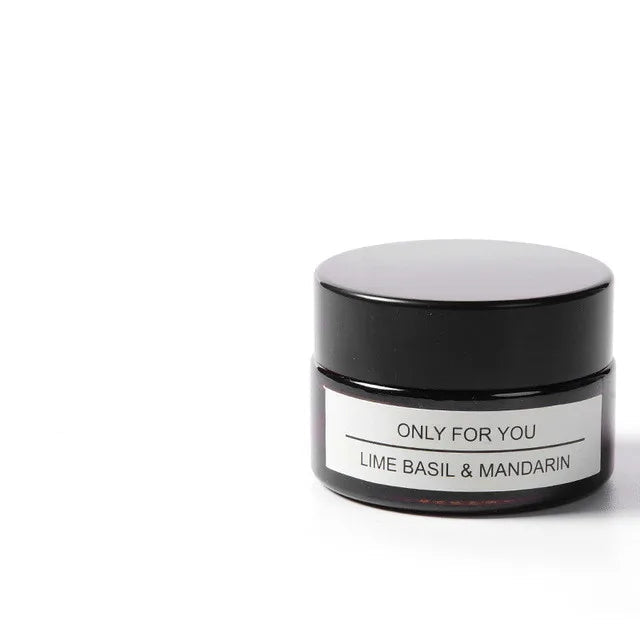Bougie aromathérapie au basilic et mandarine, idéale pour créer une ambiance relaxante.