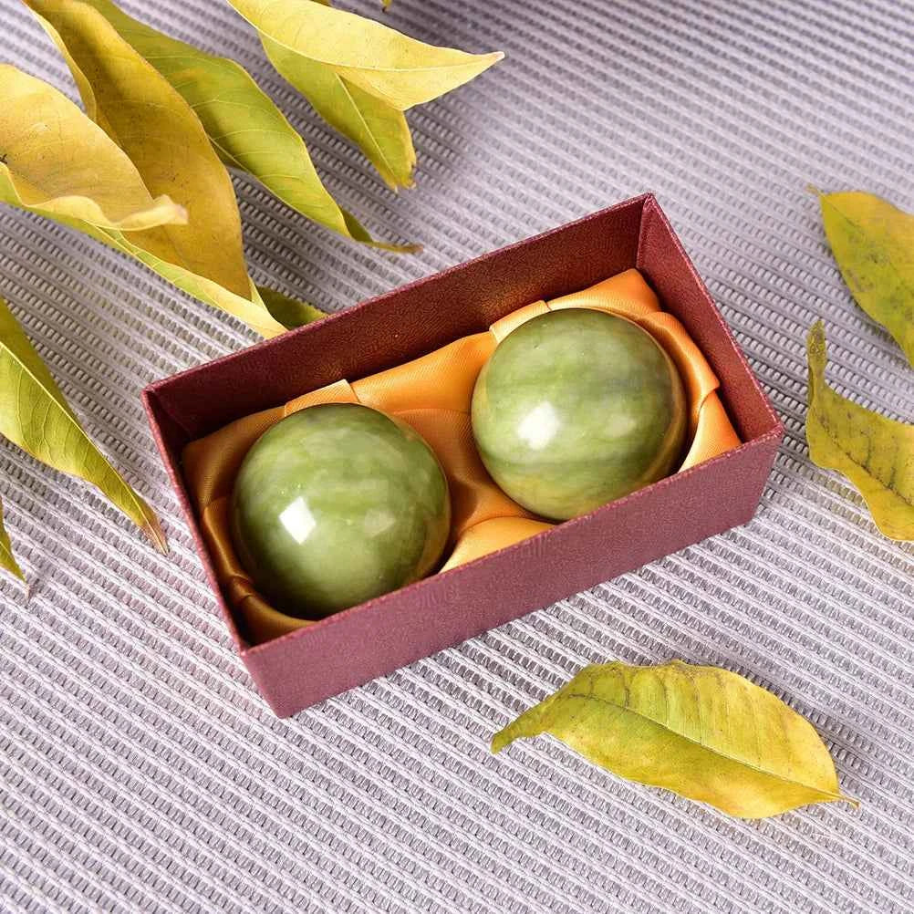 Boules de jade bien-être dans un coffret, idéal pour la relaxation et la méditation