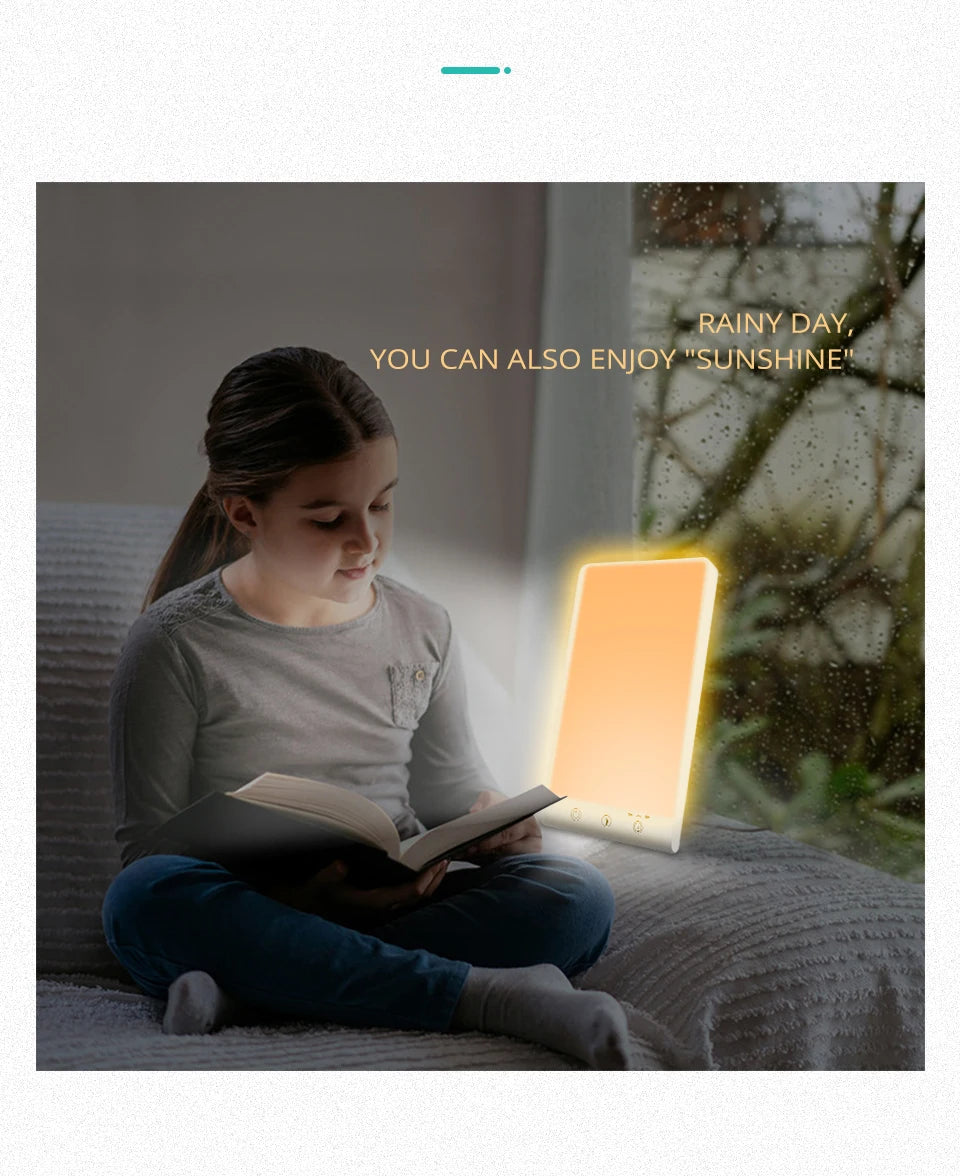 Lampe luminothérapie 12000 lux utilisée par une fille lisant un livre près d'une fenêtre, apportant de la lumière.