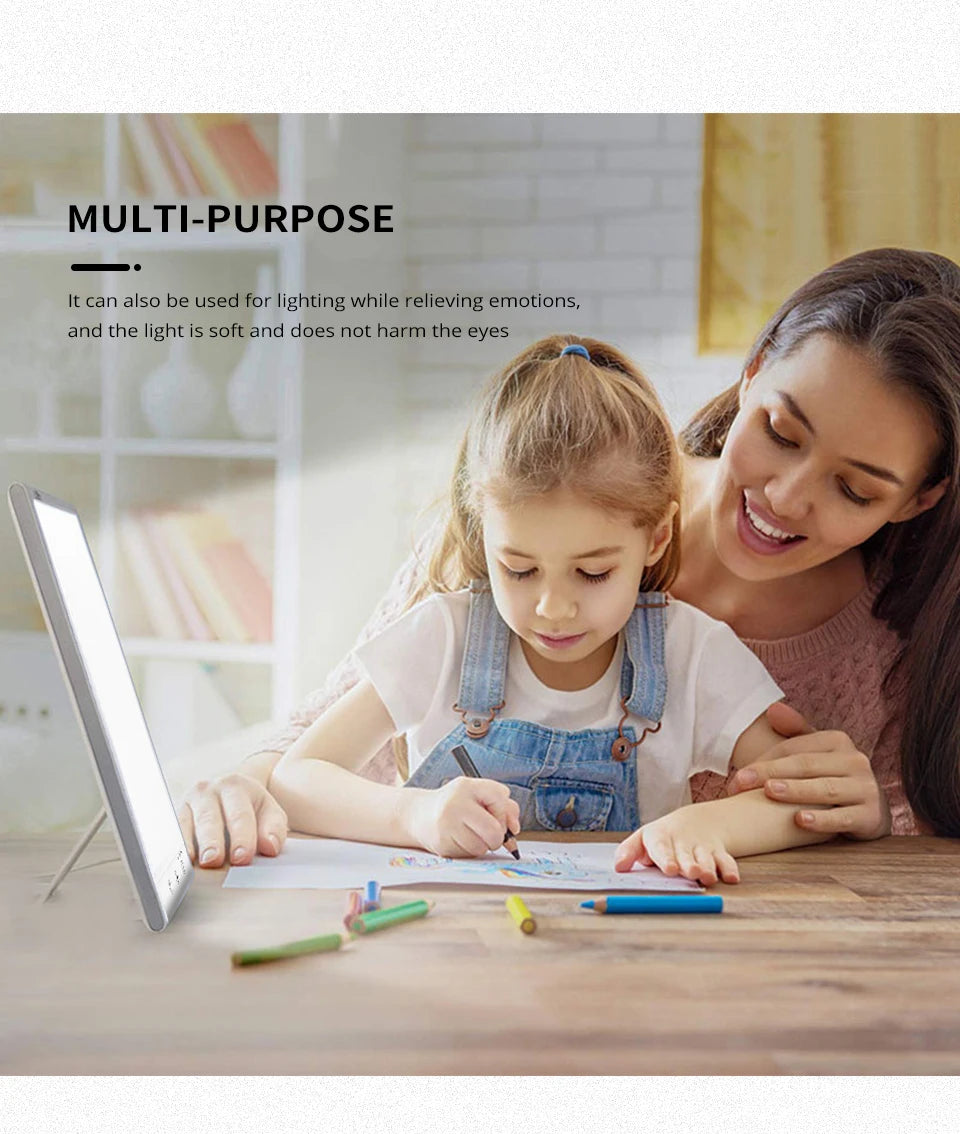 Lampe luminothérapie 12000 lux utilisée par une mère et sa fille pour dessiner et créer dans un espace de bien-être