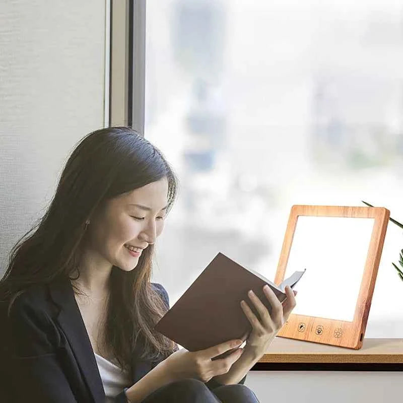 Lampe luminothérapie LuxTherapy 12000 sur une table, idéale pour améliorer l'humeur et la concentration