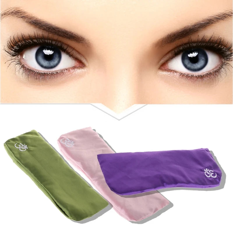 Masque de relaxation yoga en vert, rose et violet pour un apaisement des yeux et du bien-être.