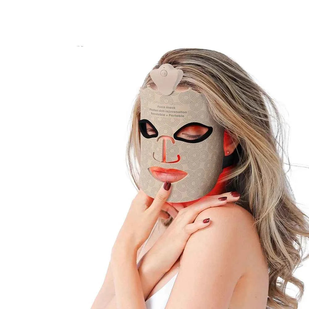 Masque facial LED luminothérapie spectre complet utilisé par une femme pour un soin de la peau efficace
