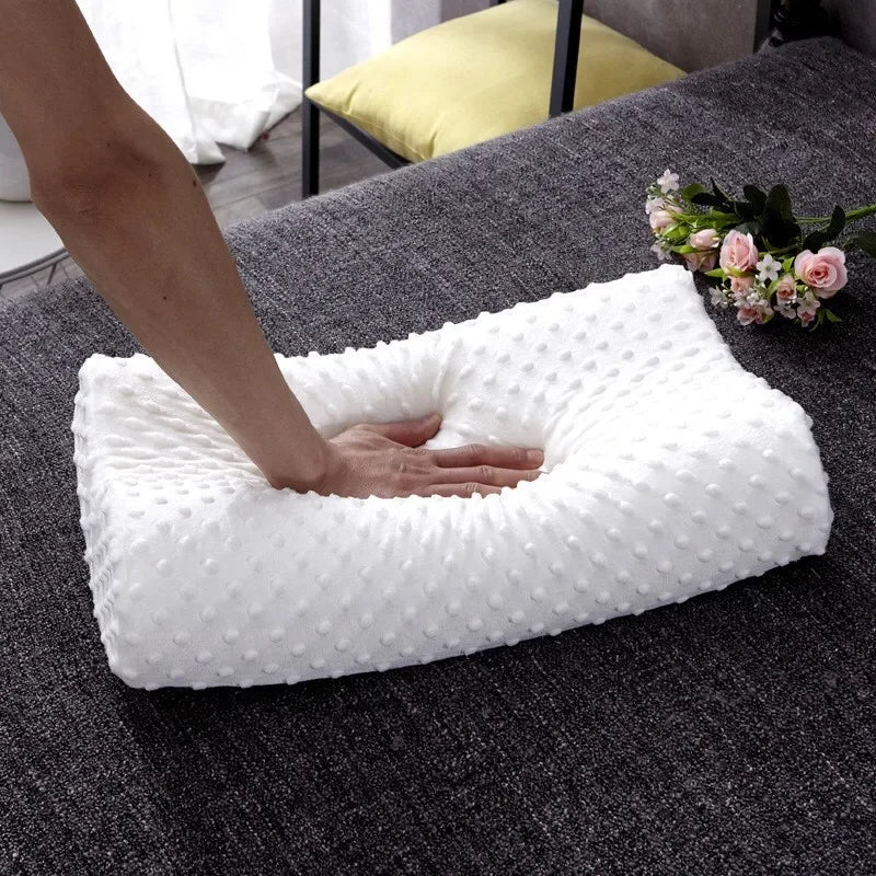 Oreiller mémoire de forme blanc avec textures douces pour un soutien optimal du cou et confort