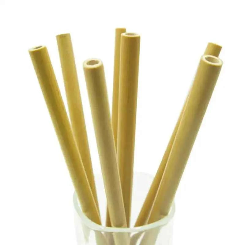 Pailles en bambou écologiques présentées dans un verre transparent pour une consommation durable