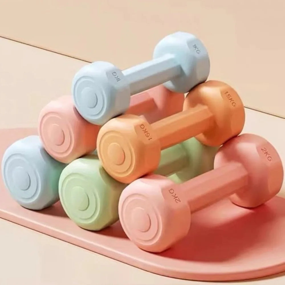 Petits haltères colorés empilés avec des couleurs pastel pour des entraînements amusants et dynamiques