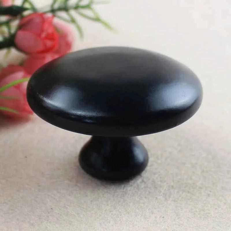 Pierre de massage volcanique noire en forme d'ovale pour un massage relaxant