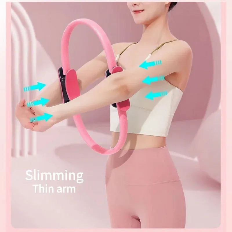 Anneau de pilates rose utilisé pour tonifier les bras et affiner la silhouette