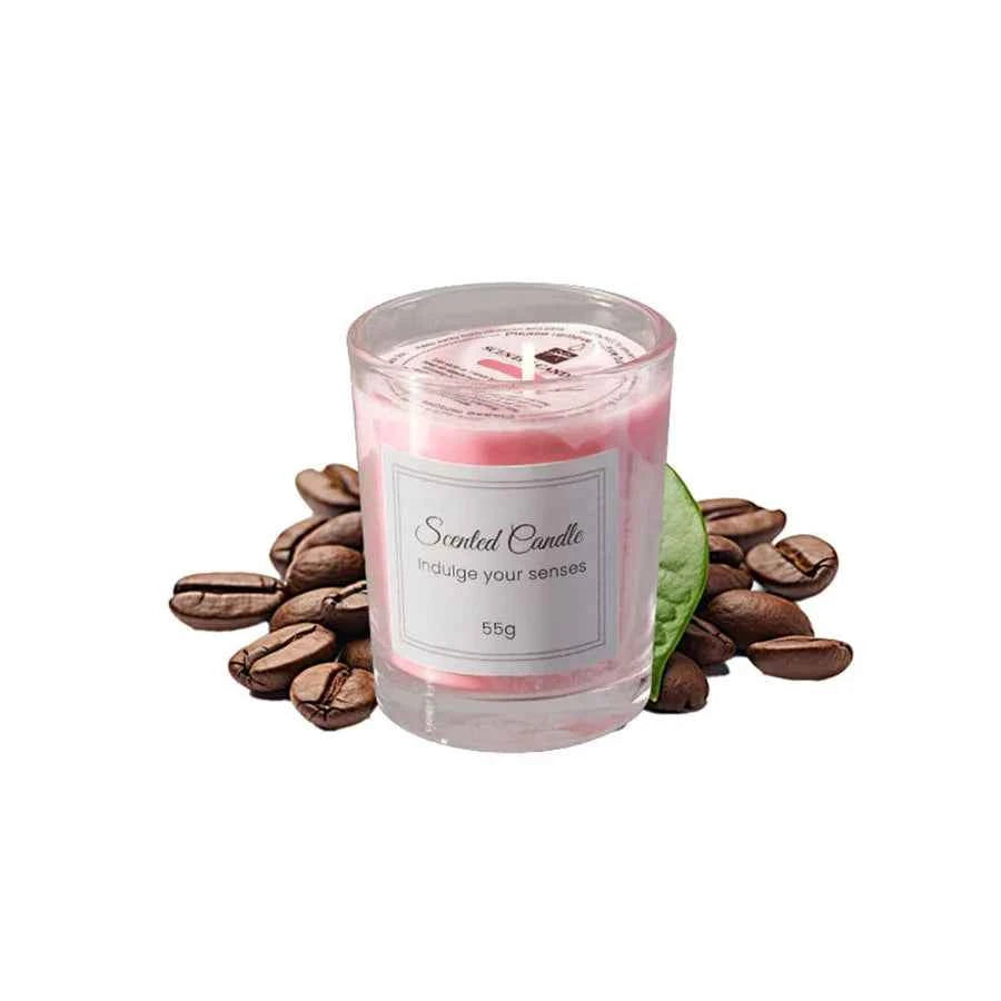 Bougie aromathérapie soja rose dans un verre, entourée de grains de café pour une ambiance relaxante