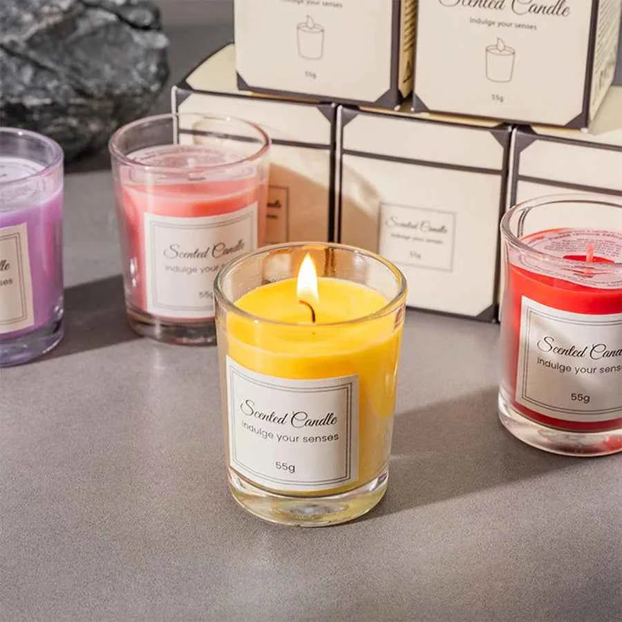 Bougies aromathérapie soja variées avec une bougie jaune allumée pour la détente et le bien-être
