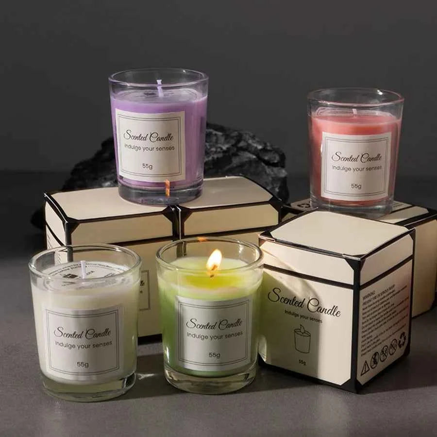 Bougie aromathérapie soja parfumée sur des boîtes, idéale pour le bien-être et la relaxation