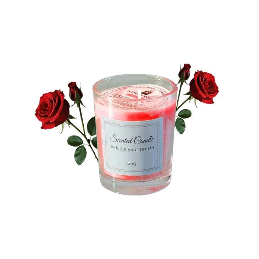 Bougie aromathérapie soja parfumée entourée de roses pour une ambiance relaxante