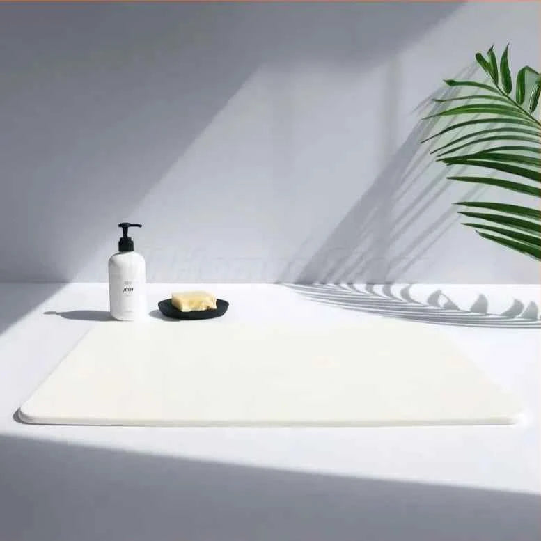 Tapis de bain diatomite écologique sur une surface ensoleillée avec une bouteille de savon
