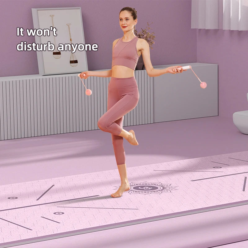 Femme pratiquant le yoga sur un tapis de yoga premium dans un intérieur apaisant et moderne