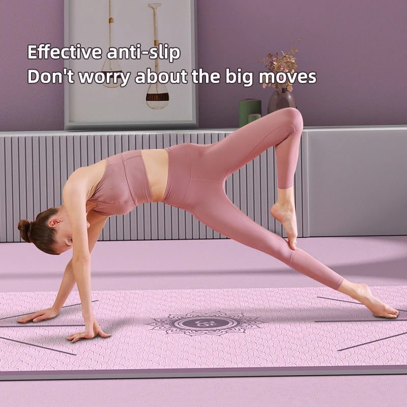 Femme effectuant des mouvements de yoga sur un tapis de yoga premium antidérapant en rose