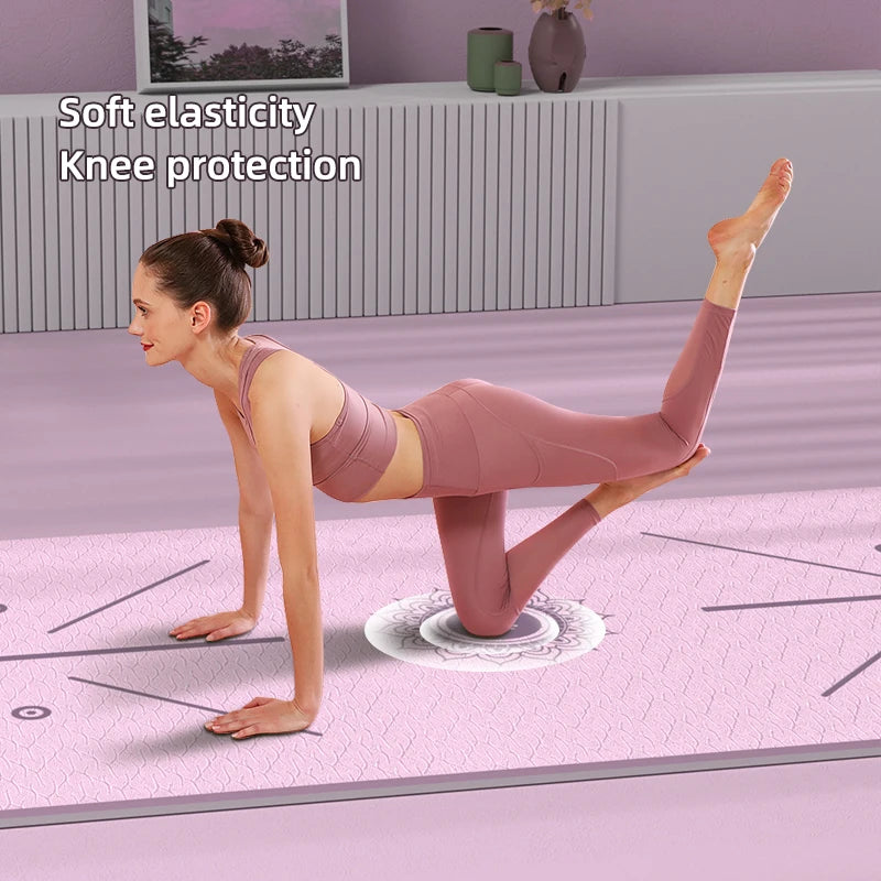 Femme en pleine séance de yoga sur un tapis de yoga premium, offrant élasticité et protection des genoux