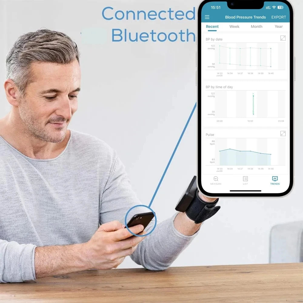 Homme utilisant un tensiomètre intelligent Bluetooth avec l'application pour suivre sa pression artérielle