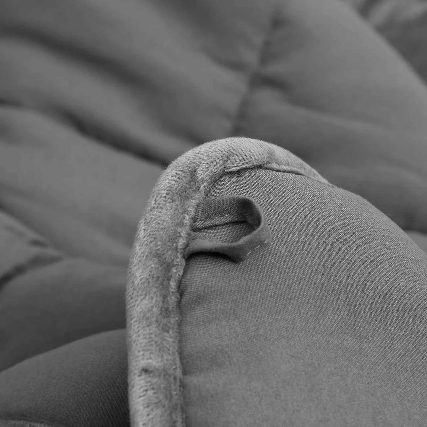 Détail d'une couverture lestée anti-stress avec des coutures soignées pour un confort optimal