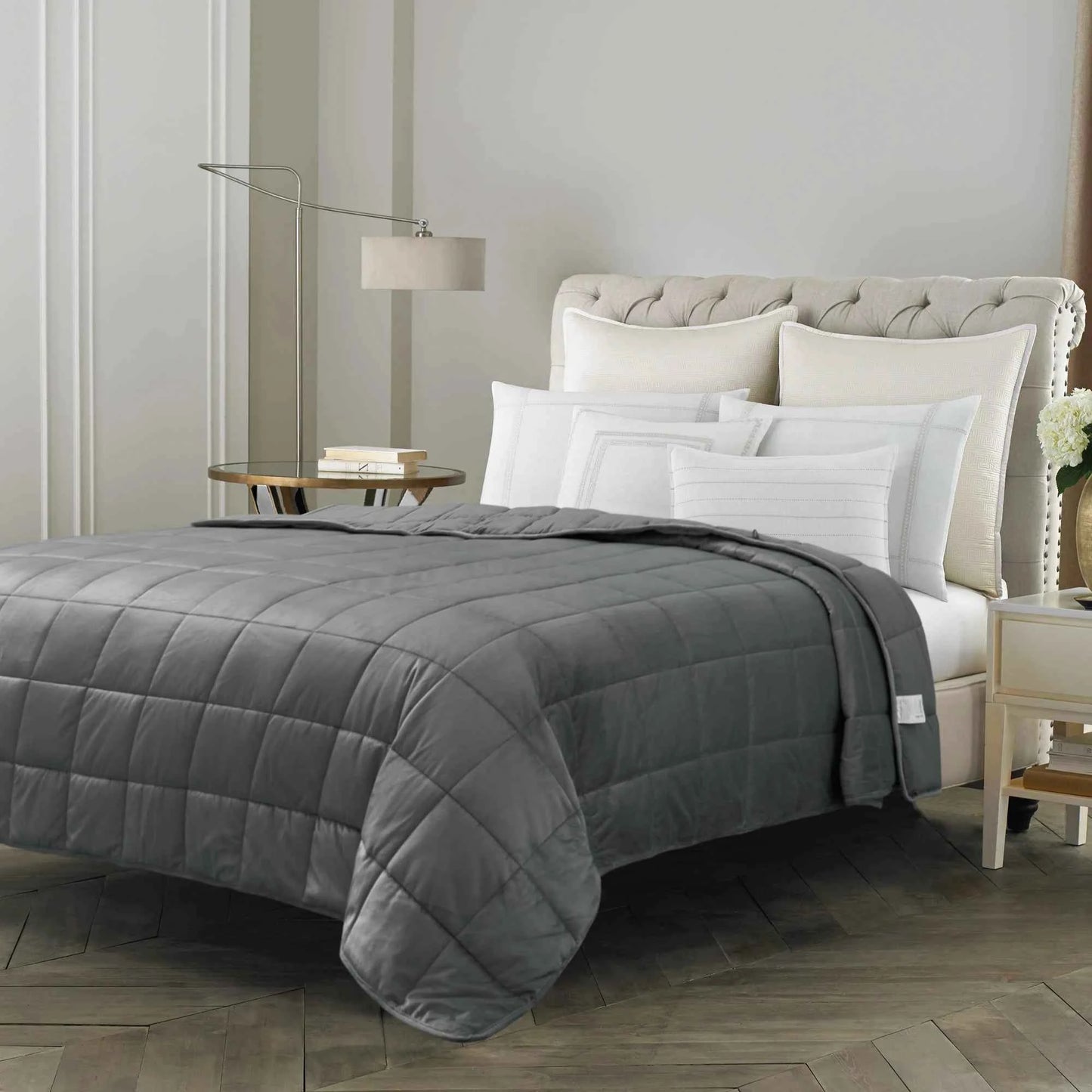 Couverture lestée anti-stress en gris, parfaite pour un sommeil apaisant sur un lit élégant