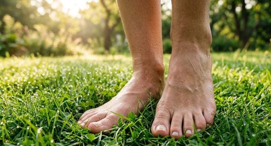 Personne pratiquant le earthing pieds nus dans         ║ ║           l'herbe pour absorber les électrons et réduire         ║ ║           l'inflammation 