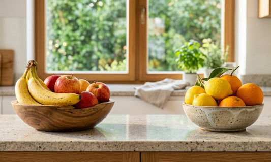 Pommes et bananes séparées des agrumes pour une conservation optimale des fruits et des vitamines.