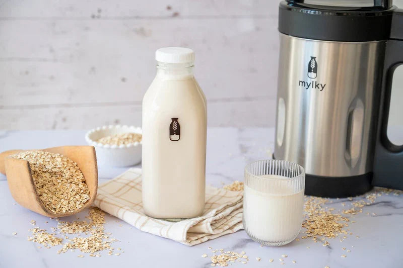 Verre de lait de pistache maison onctueux, réalisé avec des pistaches brutes et des dattes pour une alternative saine aux laits végétaux industriels