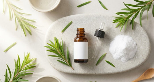 Flacon d'huile essentielle de Tea Tree et bicarbonate de soude pour soigner une mycose des ongles naturellement