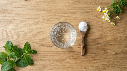 Verre d'eau et cuillère de bicarbonate de soude pour réaliser le test maison d'hypochlorhydrie et d'acidité gastrique