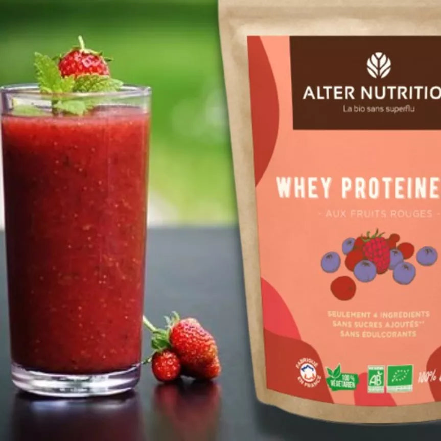 Poudre de protéine whey bio fruits rouges de Le terrier du bien-être avec smoothie fraîs aux fruits rouges