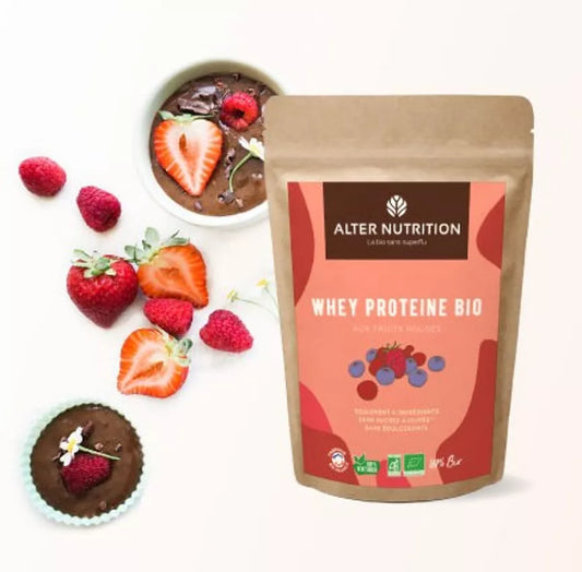 Poudrage de protéine whey bio fruits rouges avec des baies fraîches et un dessert au chocolat