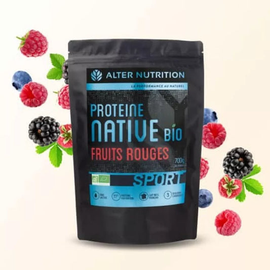 Poudre de protéine whey native fruits rouges bio de 700g avec des fruits rouges autour