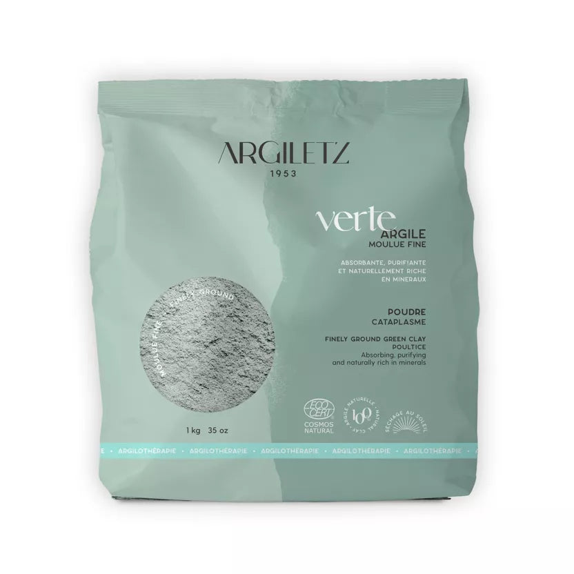 Sachet de 1kg d'argile verte oulue fine de la marque Argiletz. Il est indiqué sur le sachet que cette argile peut être utilisée en cataplasme, qu'elle est naturellement riche en minéraux, purifiante, absordante.
